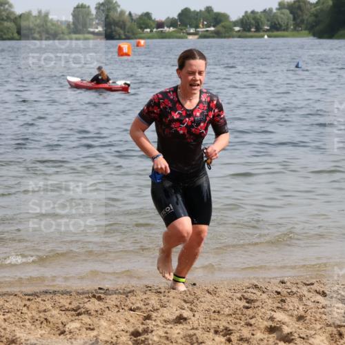 15.06.2025 - 27. Vierlanden-Triathlon Lena Gebhardt http://msf.ph/oto/8014792 15.06.2025 10:14:42 Schwimmen 546, 559, 593, 608, 609, 615 meine-sportfotos.de