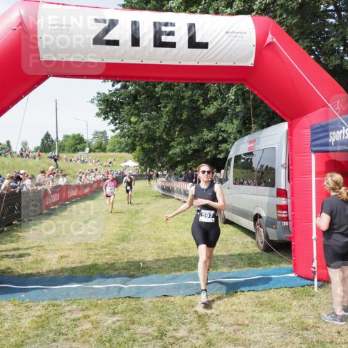 21.06.2025 - 27. Vierlanden-Triathlon MichiJ http://msf.ph/oto/8014796 15.06.2026 11:31:24 Ziel 180, 423, 597 meine-sportfotos.de