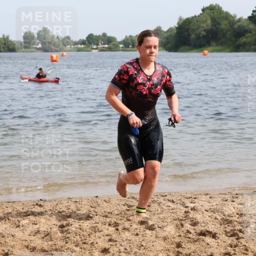 15.06.2025 - 27. Vierlanden-Triathlon Lena Gebhardt http://msf.ph/oto/8014805 15.06.2025 10:14:43 Schwimmen 476, 546, 559, 593, 608, 609, 615, 1397 meine-sportfotos.de