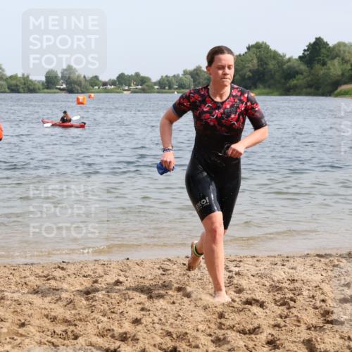 15.06.2025 - 27. Vierlanden-Triathlon Lena Gebhardt http://msf.ph/oto/8014806 15.06.2025 10:14:43 Schwimmen 476, 546, 559, 593, 608, 609, 615, 1397 meine-sportfotos.de
