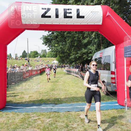 21.06.2025 - 27. Vierlanden-Triathlon MichiJ http://msf.ph/oto/8014808 15.06.2026 11:31:24 Ziel 180, 423, 597 meine-sportfotos.de