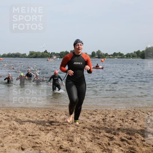 15.06.2025 - 27. Vierlanden-Triathlon Lena Gebhardt http://msf.ph/oto/8014833 15.06.2025 10:14:44 Schwimmen 476, 546, 559, 593, 608, 609, 615, 1397 meine-sportfotos.de