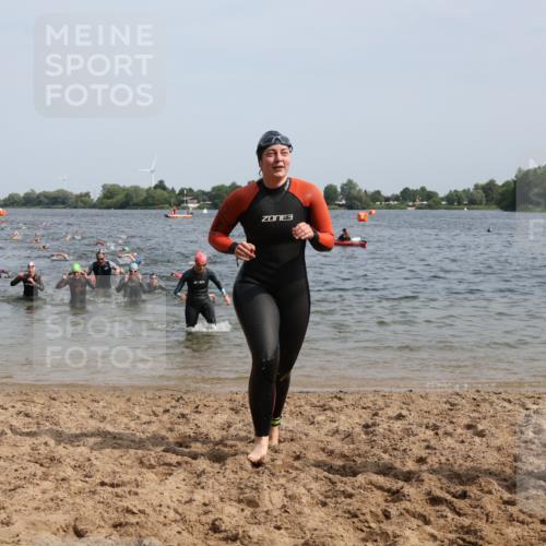 15.06.2025 - 27. Vierlanden-Triathlon Lena Gebhardt http://msf.ph/oto/8014847 15.06.2025 10:14:44 Schwimmen 476, 546, 559, 593, 608, 609, 615, 1397 meine-sportfotos.de