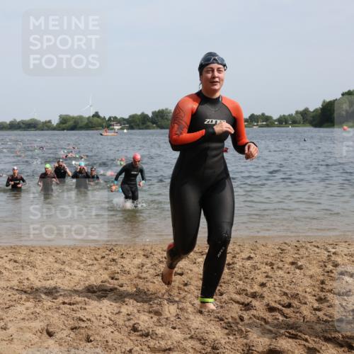 15.06.2025 - 27. Vierlanden-Triathlon Lena Gebhardt http://msf.ph/oto/8014863 15.06.2025 10:14:44 Schwimmen 476, 546, 559, 593, 608, 609, 615, 1397 meine-sportfotos.de