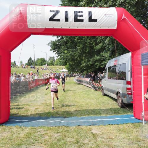 21.06.2025 - 27. Vierlanden-Triathlon MichiJ http://msf.ph/oto/8014918 15.06.2026 11:31:25 Ziel 180, 423, 597 meine-sportfotos.de
