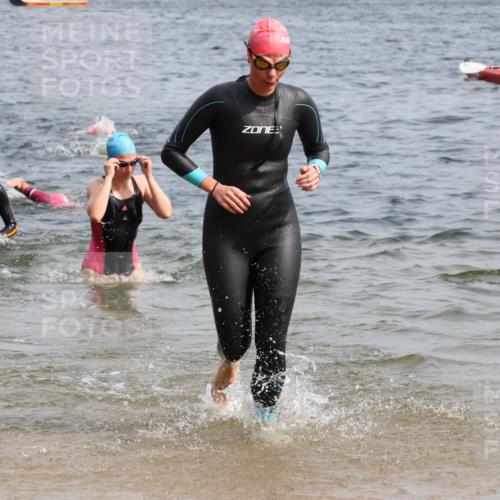 15.06.2025 - 27. Vierlanden-Triathlon Lena Gebhardt http://msf.ph/oto/8014924 15.06.2025 10:14:46 Schwimmen 476, 521, 525, 546, 559, 593, 608, 609, 1397 meine-sportfotos.de