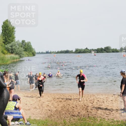 21.06.2025 - 27. Vierlanden-Triathlon MichiJ http://msf.ph/oto/8014936 15.06.2026 10:16:19 Schwimmen 477, 489, 494, 523, 526, 611, 634 meine-sportfotos.de