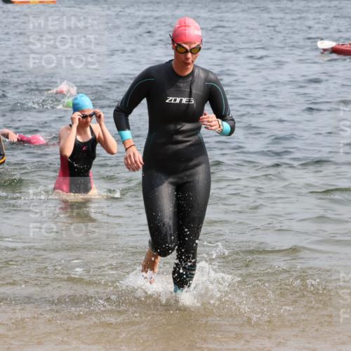 15.06.2025 - 27. Vierlanden-Triathlon Lena Gebhardt http://msf.ph/oto/8014939 15.06.2025 10:14:46 Schwimmen 476, 521, 525, 546, 559, 593, 608, 609, 1397 meine-sportfotos.de