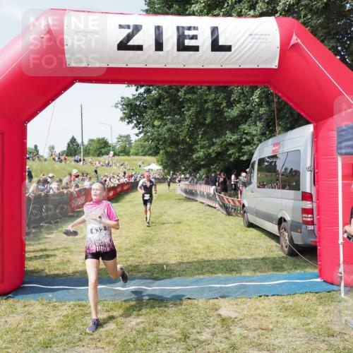 21.06.2025 - 27. Vierlanden-Triathlon MichiJ http://msf.ph/oto/8014980 15.06.2026 11:31:26 Ziel 180, 423, 597 meine-sportfotos.de