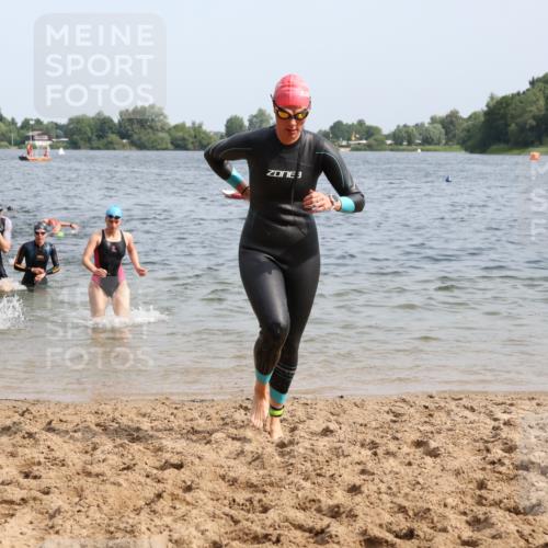 15.06.2025 - 27. Vierlanden-Triathlon Lena Gebhardt http://msf.ph/oto/8014984 15.06.2025 10:14:48 Schwimmen 476, 521, 525, 546, 559, 570, 593, 608, 609, 1397 meine-sportfotos.de