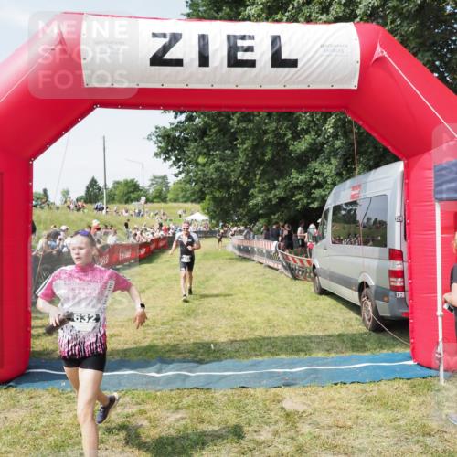 21.06.2025 - 27. Vierlanden-Triathlon MichiJ http://msf.ph/oto/8014993 15.06.2026 11:31:26 Ziel 180, 423, 597 meine-sportfotos.de