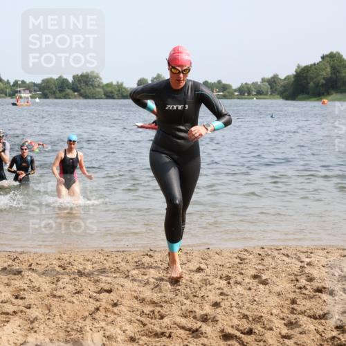 15.06.2025 - 27. Vierlanden-Triathlon Lena Gebhardt http://msf.ph/oto/8015000 15.06.2025 10:14:48 Schwimmen 476, 521, 525, 546, 559, 570, 593, 608, 609, 1397 meine-sportfotos.de