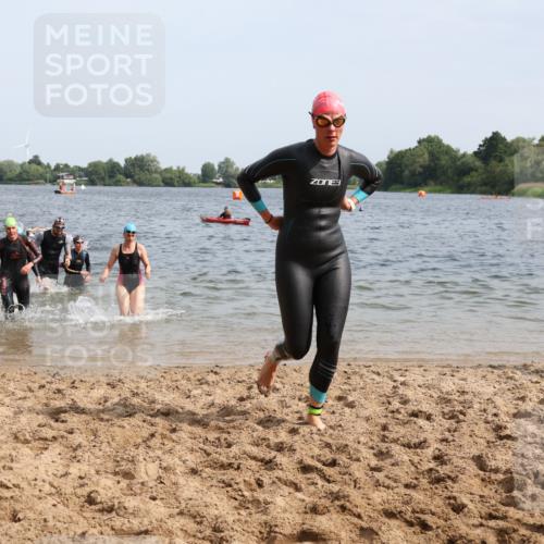 15.06.2025 - 27. Vierlanden-Triathlon Lena Gebhardt http://msf.ph/oto/8015013 15.06.2025 10:14:49 Schwimmen 476, 521, 525, 546, 559, 570, 593, 608, 609, 1397 meine-sportfotos.de