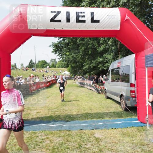 21.06.2025 - 27. Vierlanden-Triathlon MichiJ http://msf.ph/oto/8015019 15.06.2026 11:31:27 Ziel 423, 597 meine-sportfotos.de