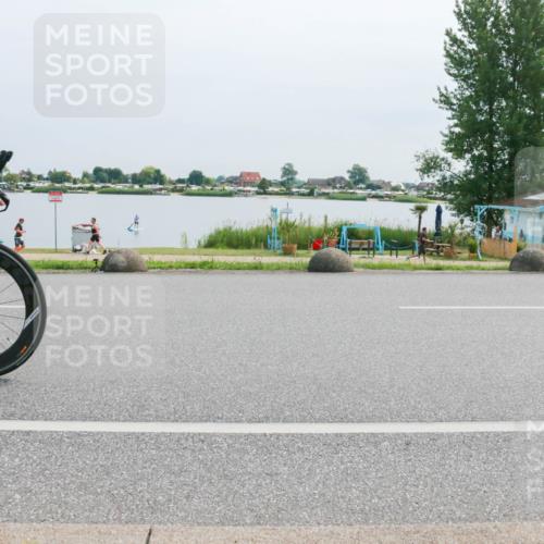 15.06.2025 - 27. Vierlanden-Triathlon H.Heesch http://msf.ph/oto/8015020 15.06.2025 11:12:21 Radfahren 235, 474, 854 meine-sportfotos.de