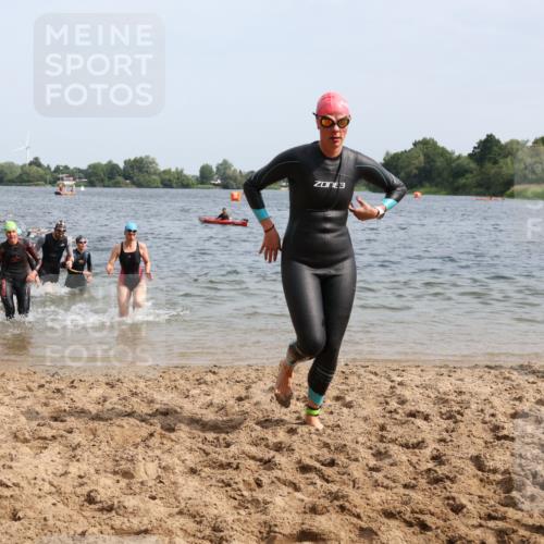 15.06.2025 - 27. Vierlanden-Triathlon Lena Gebhardt http://msf.ph/oto/8015022 15.06.2025 10:14:49 Schwimmen 476, 521, 525, 546, 559, 570, 593, 608, 609, 1397 meine-sportfotos.de