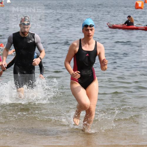 15.06.2025 - 27. Vierlanden-Triathlon Lena Gebhardt http://msf.ph/oto/8015031 15.06.2025 10:14:50 Schwimmen 476, 521, 525, 546, 559, 570, 592, 593, 605, 608, 1397 meine-sportfotos.de