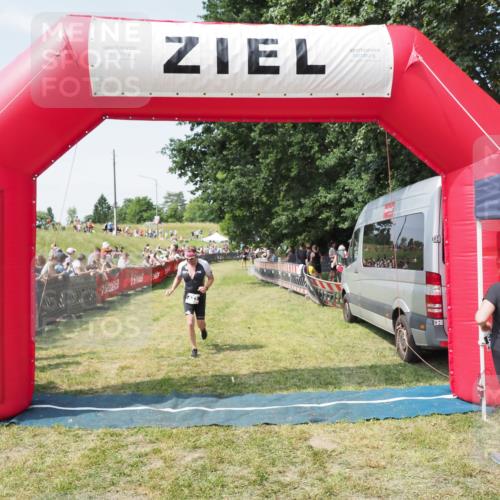 21.06.2025 - 27. Vierlanden-Triathlon MichiJ http://msf.ph/oto/8015036 15.06.2026 11:31:27 Ziel 423, 597 meine-sportfotos.de