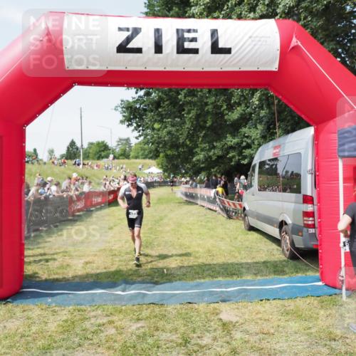 21.06.2025 - 27. Vierlanden-Triathlon MichiJ http://msf.ph/oto/8015057 15.06.2026 11:31:28 Ziel 423, 597 meine-sportfotos.de