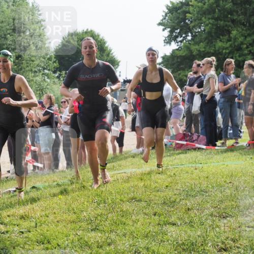 15.06.2025 - 27. Vierlanden-Triathlon KatJ http://msf.ph/oto/8015059 15.06.2025 10:15:26 Schwimmen 507, 542, 554, 555, 579, 613, 631 meine-sportfotos.de