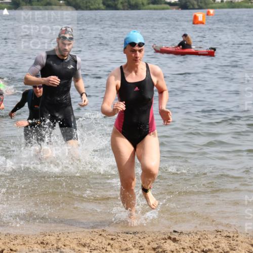 15.06.2025 - 27. Vierlanden-Triathlon Lena Gebhardt http://msf.ph/oto/8015062 15.06.2025 10:14:51 Schwimmen 476, 521, 525, 528, 546, 559, 570, 592, 593, 605, 608, 1397 meine-sportfotos.de