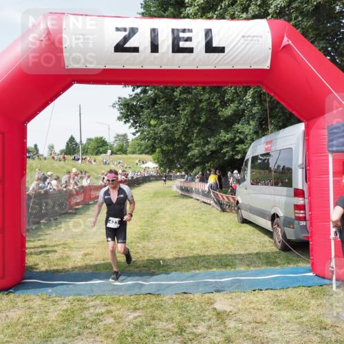21.06.2025 - 27. Vierlanden-Triathlon MichiJ http://msf.ph/oto/8015079 15.06.2026 11:31:28 Ziel 423, 597 meine-sportfotos.de