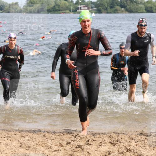 15.06.2025 - 27. Vierlanden-Triathlon Lena Gebhardt http://msf.ph/oto/8015087 15.06.2025 10:14:51 Schwimmen 476, 521, 525, 528, 546, 559, 570, 592, 593, 605, 608, 1397 meine-sportfotos.de