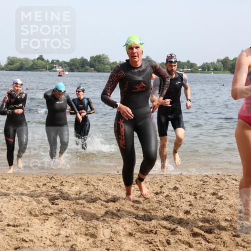 15.06.2025 - 27. Vierlanden-Triathlon Lena Gebhardt http://msf.ph/oto/8015130 15.06.2025 10:14:53 Schwimmen 476, 521, 525, 528, 546, 559, 570, 592, 593, 605, 608, 1397 meine-sportfotos.de