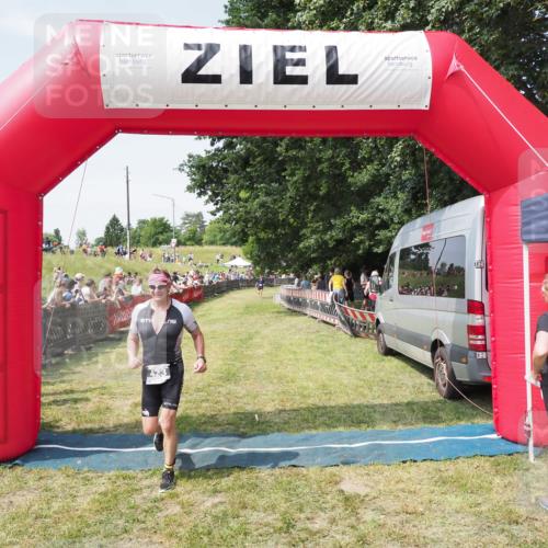 21.06.2025 - 27. Vierlanden-Triathlon MichiJ http://msf.ph/oto/8015131 15.06.2026 11:31:28 Ziel 423, 597 meine-sportfotos.de