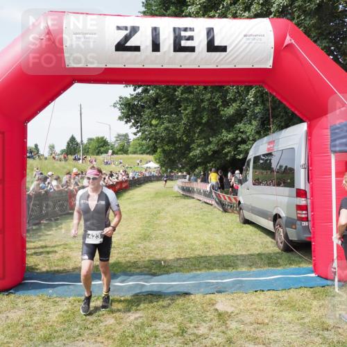 21.06.2025 - 27. Vierlanden-Triathlon MichiJ http://msf.ph/oto/8015147 15.06.2026 11:31:29 Ziel 423, 597 meine-sportfotos.de