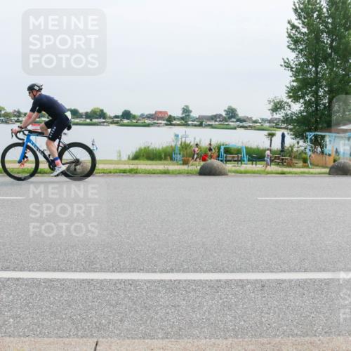 15.06.2025 - 27. Vierlanden-Triathlon H.Heesch http://msf.ph/oto/8015176 15.06.2025 11:12:32 Radfahren 82, 222, 696, 810 meine-sportfotos.de