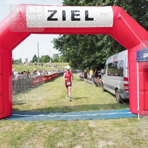 21.06.2025 - 27. Vierlanden-Triathlon MichiJ http://msf.ph/oto/8015178 15.06.2026 11:31:59 Ziel 399 meine-sportfotos.de