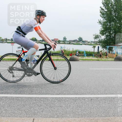 15.06.2025 - 27. Vierlanden-Triathlon H.Heesch http://msf.ph/oto/8015195 15.06.2025 11:12:38 Radfahren 553, 572, 696 meine-sportfotos.de