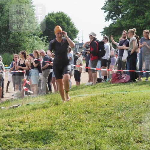 15.06.2025 - 27. Vierlanden-Triathlon KatJ http://msf.ph/oto/8015265 15.06.2025 10:15:31 Schwimmen 508, 511, 542, 554, 579, 613, 620, 631 meine-sportfotos.de