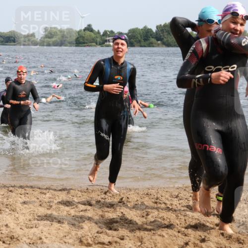 15.06.2025 - 27. Vierlanden-Triathlon Lena Gebhardt http://msf.ph/oto/8015271 15.06.2025 10:14:55 Schwimmen 476, 521, 525, 528, 570, 592, 593, 605, 608, 1397 meine-sportfotos.de