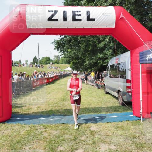 21.06.2025 - 27. Vierlanden-Triathlon MichiJ http://msf.ph/oto/8015278 15.06.2026 11:32:01 Ziel 399 meine-sportfotos.de
