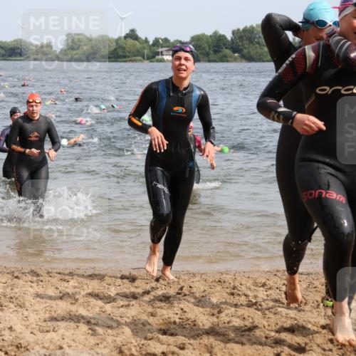 15.06.2025 - 27. Vierlanden-Triathlon Lena Gebhardt http://msf.ph/oto/8015287 15.06.2025 10:14:55 Schwimmen 476, 521, 525, 528, 570, 592, 593, 605, 608, 1397 meine-sportfotos.de