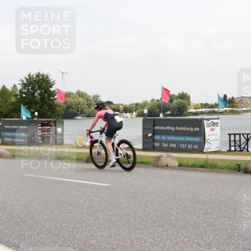 21.06.2025 - 27. Vierlanden-Triathlon H.Heesch http://msf.ph/oto/8015294 15.06.2025 12:02:44 Radfahren 219, 815, 888, 944 meine-sportfotos.de