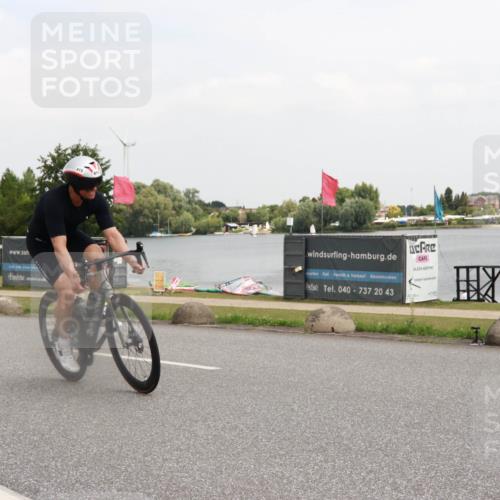 21.06.2025 - 27. Vierlanden-Triathlon H.Heesch http://msf.ph/oto/8015298 15.06.2025 12:02:46 Radfahren 815, 834, 888, 965 meine-sportfotos.de