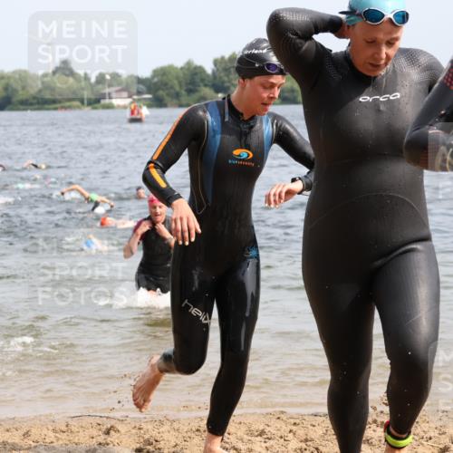 15.06.2025 - 27. Vierlanden-Triathlon Lena Gebhardt http://msf.ph/oto/8015299 15.06.2025 10:14:56 Schwimmen 476, 521, 525, 528, 570, 592, 593, 597, 605, 608, 1397 meine-sportfotos.de