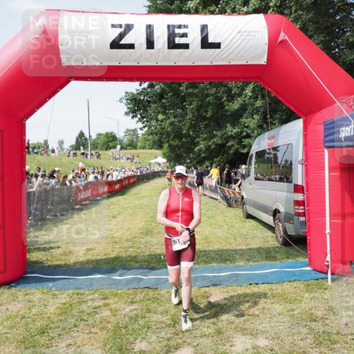 21.06.2025 - 27. Vierlanden-Triathlon MichiJ http://msf.ph/oto/8015311 15.06.2026 11:32:01 Ziel 399 meine-sportfotos.de