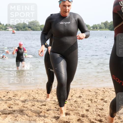 15.06.2025 - 27. Vierlanden-Triathlon Lena Gebhardt http://msf.ph/oto/8015332 15.06.2025 10:14:56 Schwimmen 476, 521, 525, 528, 570, 592, 593, 597, 605, 608, 1397 meine-sportfotos.de