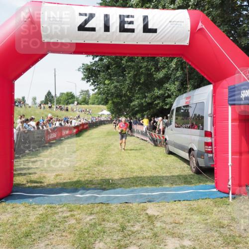 21.06.2025 - 27. Vierlanden-Triathlon MichiJ http://msf.ph/oto/8015338 15.06.2026 11:32:08 Ziel 183 meine-sportfotos.de