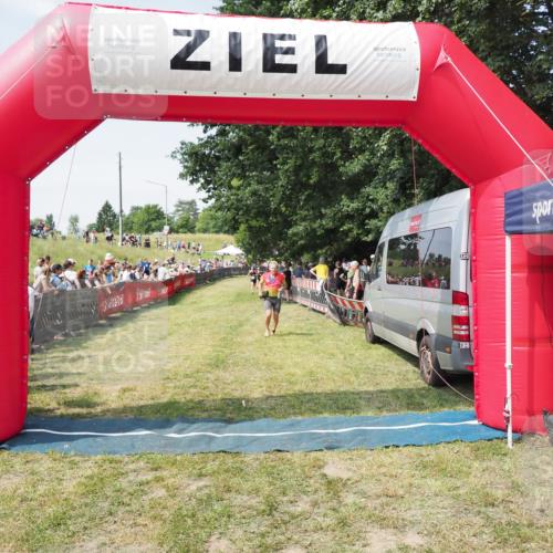 21.06.2025 - 27. Vierlanden-Triathlon MichiJ http://msf.ph/oto/8015345 15.06.2026 11:32:08 Ziel 183 meine-sportfotos.de
