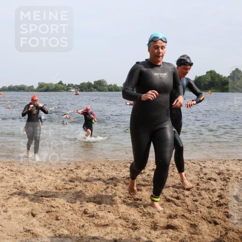 15.06.2025 - 27. Vierlanden-Triathlon Lena Gebhardt http://msf.ph/oto/8015349 15.06.2025 10:14:56 Schwimmen 476, 521, 525, 528, 570, 592, 593, 597, 605, 608, 1397 meine-sportfotos.de