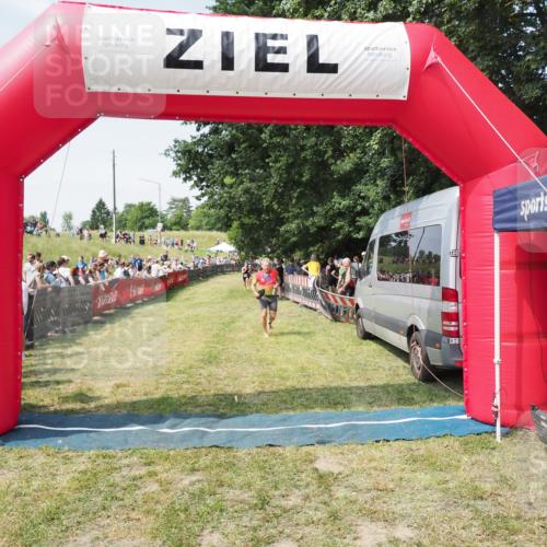 21.06.2025 - 27. Vierlanden-Triathlon MichiJ http://msf.ph/oto/8015359 15.06.2026 11:32:09 Ziel 183 meine-sportfotos.de