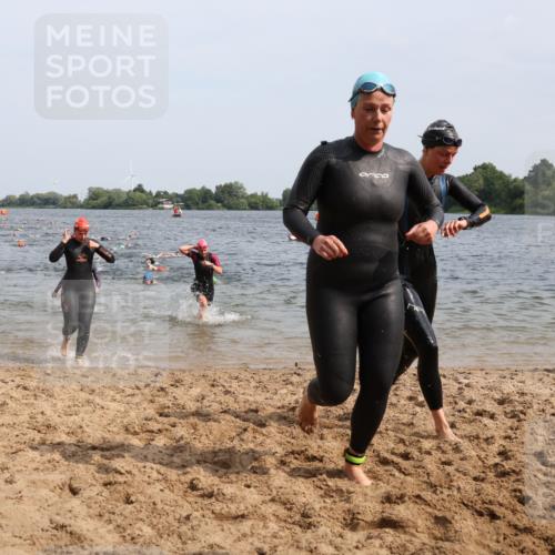 15.06.2025 - 27. Vierlanden-Triathlon Lena Gebhardt http://msf.ph/oto/8015364 15.06.2025 10:14:56 Schwimmen 476, 521, 525, 528, 570, 592, 593, 597, 605, 608, 1397 meine-sportfotos.de