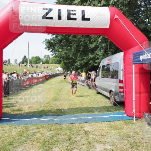 21.06.2025 - 27. Vierlanden-Triathlon MichiJ http://msf.ph/oto/8015389 15.06.2026 11:32:09 Ziel 183 meine-sportfotos.de