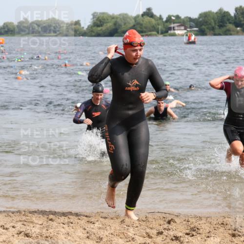 15.06.2025 - 27. Vierlanden-Triathlon Lena Gebhardt http://msf.ph/oto/8015390 15.06.2025 10:14:57 Schwimmen 476, 521, 525, 528, 570, 592, 593, 597, 605, 608, 1397 meine-sportfotos.de