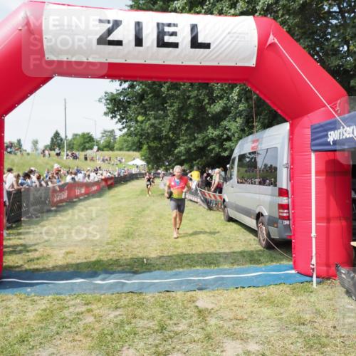 21.06.2025 - 27. Vierlanden-Triathlon MichiJ http://msf.ph/oto/8015397 15.06.2026 11:32:10 Ziel 183 meine-sportfotos.de